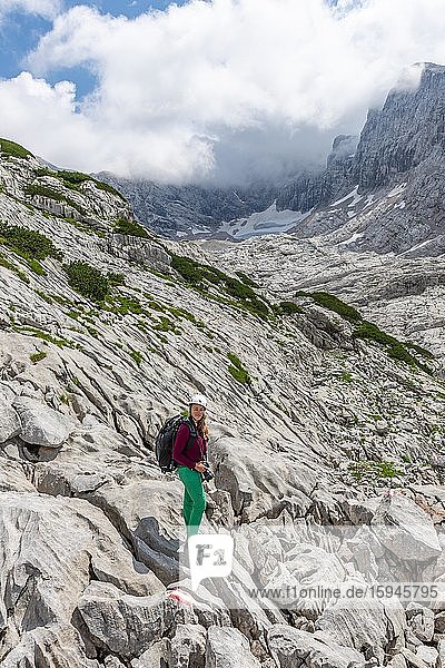 Bergsteigerin auf markierter Route von Simonyhütte zur Adamekhütte  felsiges alpines Gelände  Salzkammergut  Oberösterreich  Österreich  Europa