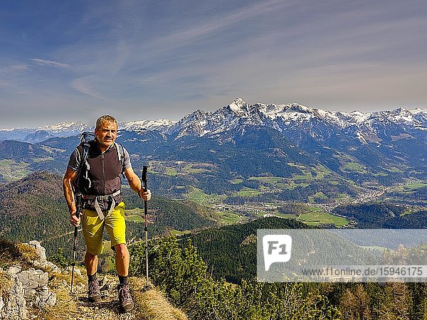 Bergsteiger beim Aufstieg zum Rauhen Kopf  Berchtesgadener Alpen  hinten Berggipfel Hoher Göll  Bischofswiesen  Berchtesgadener Land  Oberbayern  Bayern  Deutschland  Europa