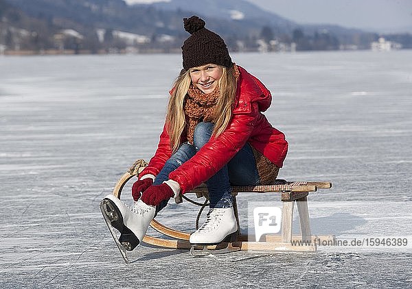 Junges Mädchen beim Eislaufen am See  14 Jahre  Irrsee  Salzkammergut  Oberösterreich  Österreich  Europa