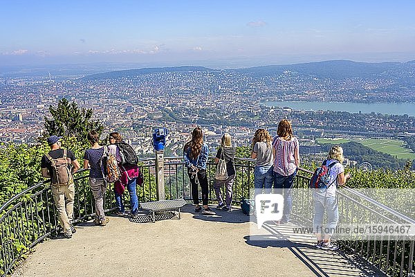 Menschen am Aussichtspunkt  Top of Zurich  Blick vom Uetliberg auf die Stadt Zürich und Zürisee  Zürichsee  Kanton Zürich  Schweiz  Europa
