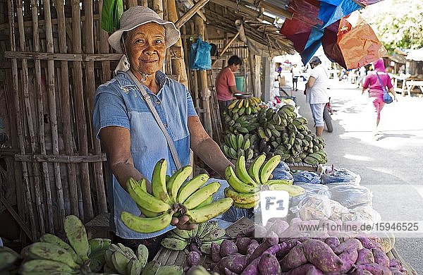 Bäuerin  67 Jahre  verkauft Bananen auf dem Malatapay Markt  Zambuanguita  Negros Oriental  Central Visayas  Philippinen  Asien