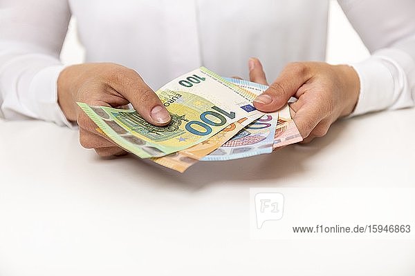 Frau hält Euro Geldscheine in der Hand  Deutschland  Europa