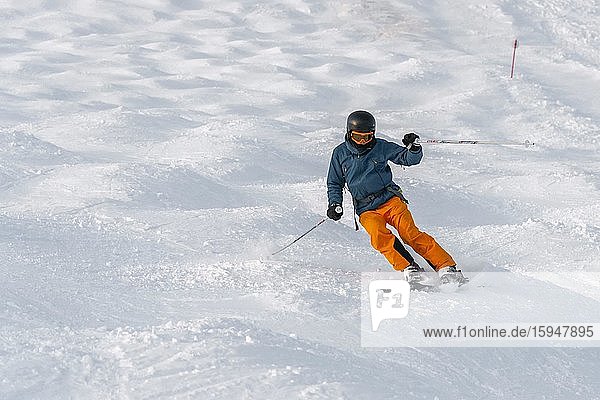 Skifahrer auf einer Buckelpiste  Abfahrt Hohe Salve  SkiWelt Wilder Kaiser Brixenthal  Hochbrixen  Tirol  Österreich  Europa
