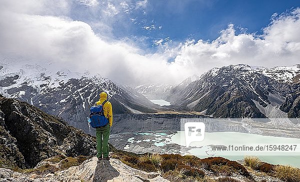 Wanderer steht auf Felsen  Ausblick in das Hooker Valley vom Sealy Tarns Track  Gletscherseen Mueller Lake und Hooker Lake  Mount Cook Nationalpark  Canterbury  Südinsel  Neuseeland  Ozeanien