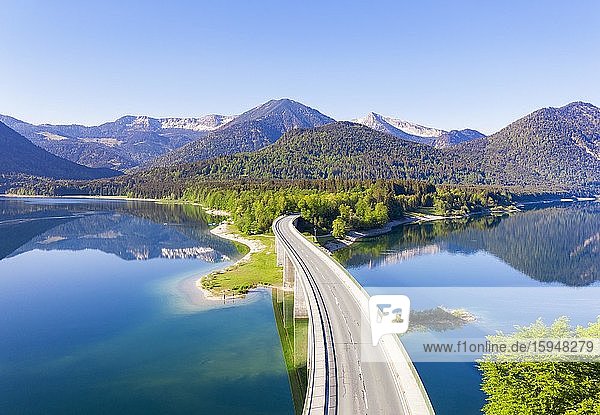 Faller-Klamm-Brücke  Sylvensteinsee  Karwendel-Gebirge  bei Lenggries  Isarwinkel  Drohnenaufnahme  Oberbayern  Bayern  Deutschland  Europa