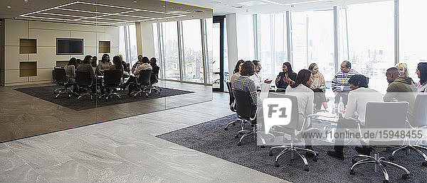 Geschäftsleute im Kreis in Konferenzraumbesprechung