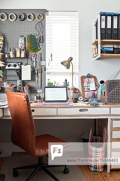 Laptop auf dem Schreibtisch im kreativen Home-Office