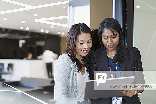 Geschäftsfrauen mit digitalem Tablet im Büro