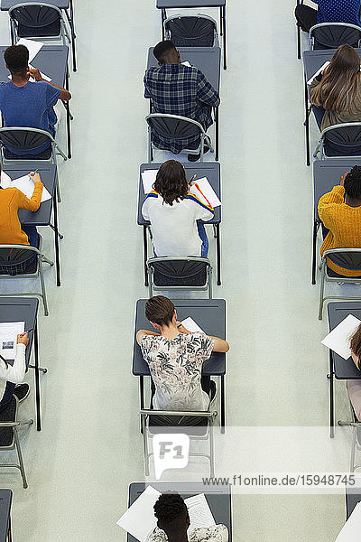 Blick von oben auf High-School-Schüler  die an Schreibtischen im Klassenzimmer Prüfungen ablegen