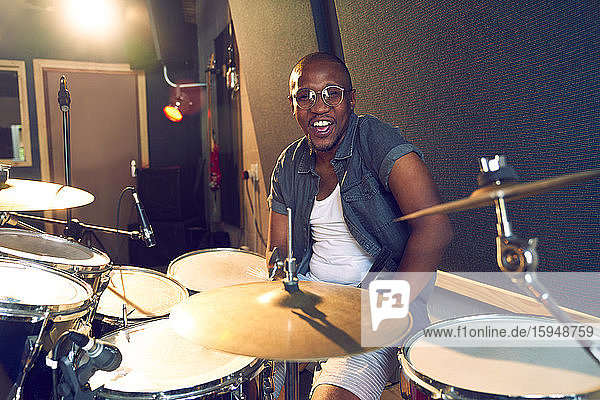 Porträt eines selbstbewussten Schlagzeugers am Schlagzeug