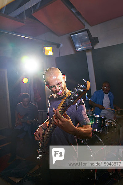 Männlicher Musiker spielt Gitarre im Aufnahmestudio