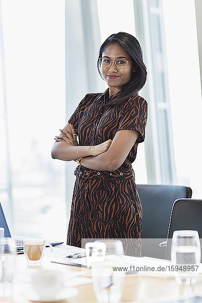 Porträt einer selbstbewussten Geschäftsfrau im Konferenzraum