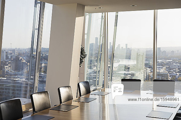 Moderner Konferenzraum mit Blick auf die sonnige Stadt