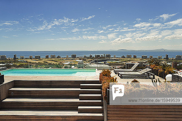Sonniger  moderner Dach-Swimmingpool mit Meerblick  Kapstadt  Südafrika