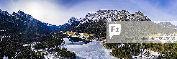 Deutschland  Bayern  Ramsau bei Berchtesgaden  Hubschrauberansicht des Hintersees und der Reiter Alpe in der Winterdämmerung