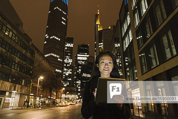 Porträt einer jungen Frau in der Stadt bei Nacht  Frankfurt  Deutschland