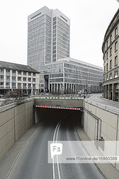 Deutschland  Hessen  Frankfurt  Straßentunnel mitten in der Stadt