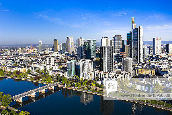 Deutschland  Hessen  Frankfurt  Hubschrauberansicht der Mainbrücke und der Wolkenkratzer in der Innenstadt