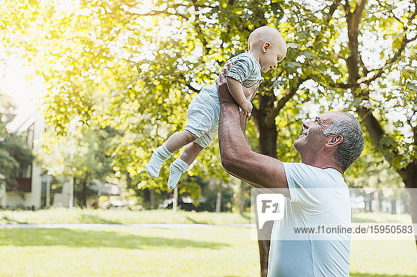 Älterer Mann verbringt Zeit mit seiner Enkelin in einem Park