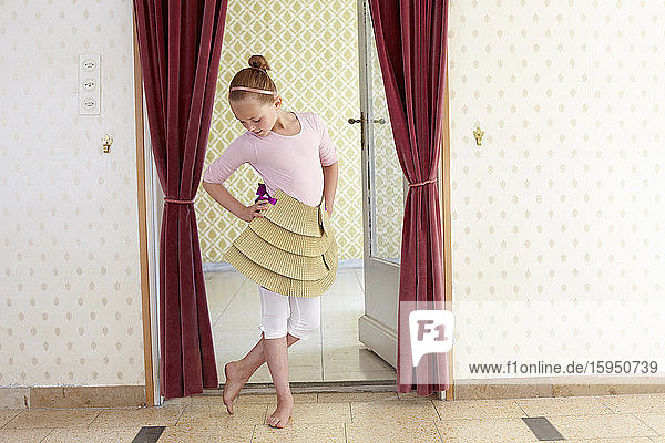 Mädchen spielt mit Papp-Tutu