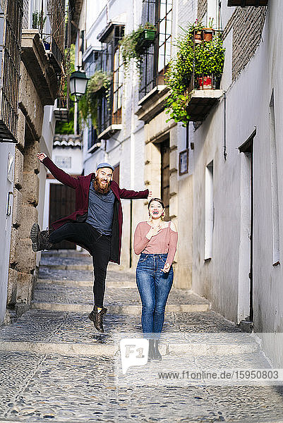 Sorgenfreies Paar in einer Gasse der Stadt  Albaicin  Granada  Spanien
