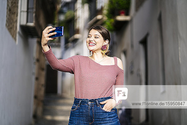 Glückliche Frau  die ein Selfie in der Stadt macht  Albaicin  Granada  Spanien