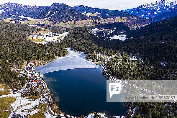 Deutschland  Bayern  Ramsau bei Berchtesgaden  Hubschrauberansicht des Hintersees und der Reiter Alpe in der Winterdämmerung
