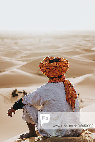 Rückenansicht eines Mannes in der Wüste von Merzouga  Marokko