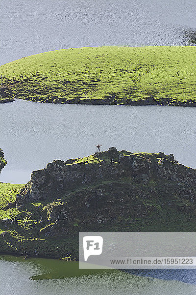 Portugal  Azoren  Junge Frau steht auf einem Hügel im Caldeirao-Krater