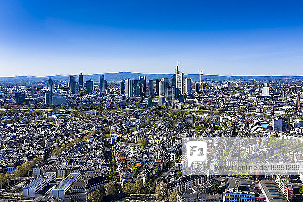 Deutschland  Hessen  Frankfurt  Klarer blauer Himmel über der Innenstadt