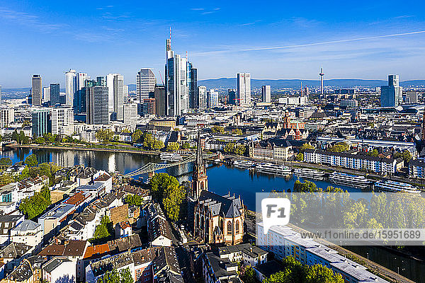 Deutschland  Hessen  Frankfurt  Helikopteransicht einer Stadt am Flussufer mit Wolkenkratzern in der Innenstadt im Hintergrund