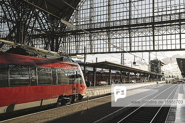 Deutschland  Hessen  Frankfurt  Roter Zug wartet am Bahnhof