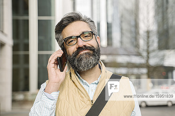 Porträt eines Mannes am Telefon in der Stadt  Frankfurt  Deutschland