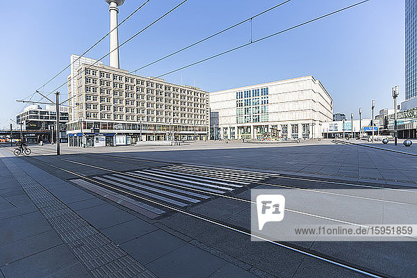 Deutschland  Berlin  Zebrastreifen vor dem leeren Alexanderplatz während der COVID-19-Epidemie