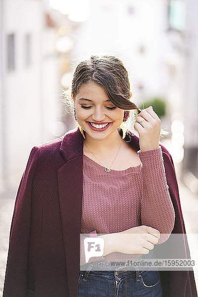 Porträt einer glücklichen Frau in der Stadt