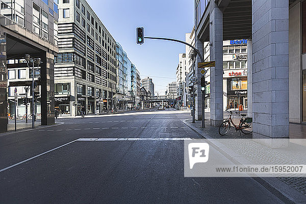 Deutschland  Berlin  Leere Kreuzung an der Friedrichstraße während der COVID-19-Epidemie