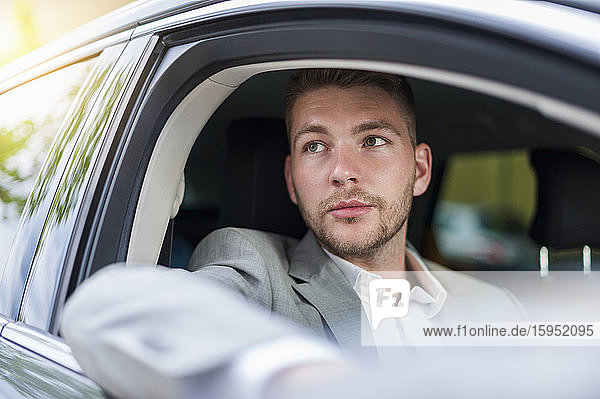 Porträt eines jungen Geschäftsmannes in einem Auto