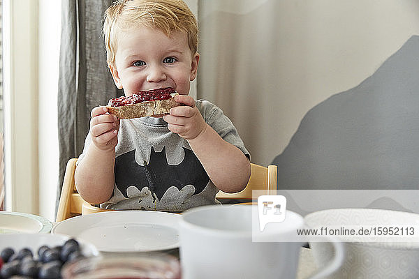 Porträt eines kleinen Jungen  der Brot mit Marmelade isst