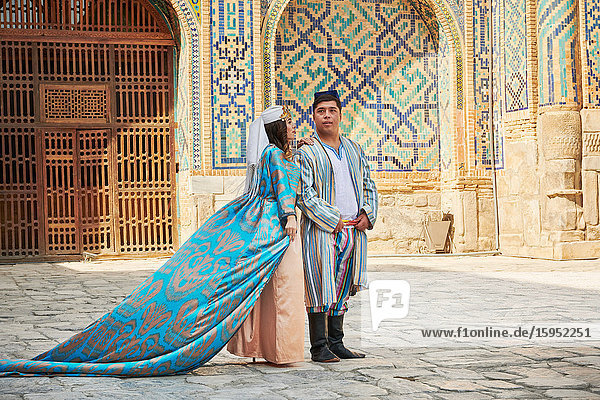 Hochzeitspaar  Registan  Samarkand  Usbekistan  Zentralasien  Asien