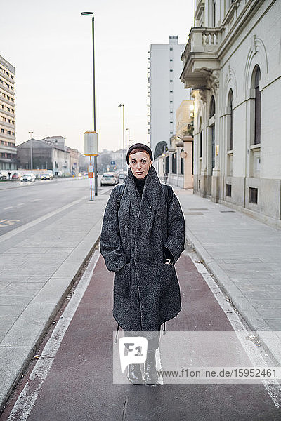Porträt einer jungen Frau  die auf einem Fahrradweg in der Stadt steht  Mailand  Italien