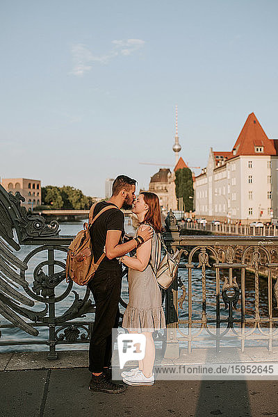 Liebevolles junges Paar auf einer Brücke in der Stadt  Berlin  Deutschland
