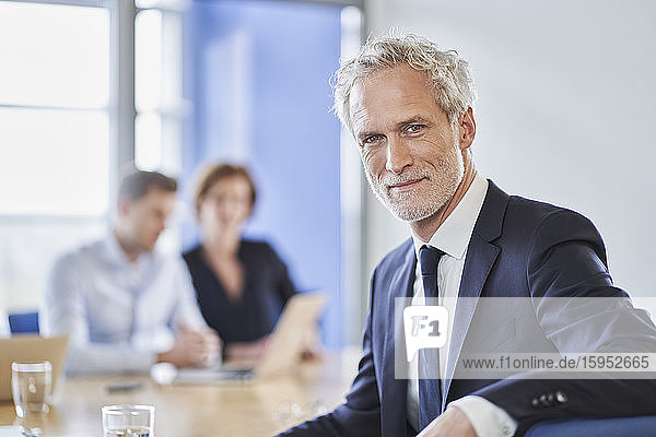 Porträt eines selbstbewussten Managers während einer Besprechung im Büro