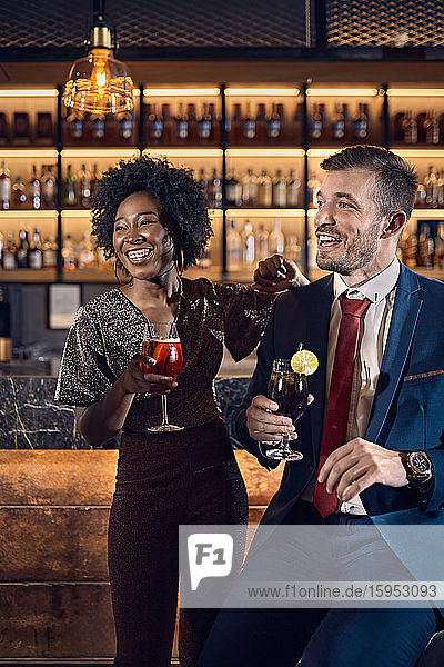 Fröhliches Paar beim geselligen Beisammensein in einer Bar