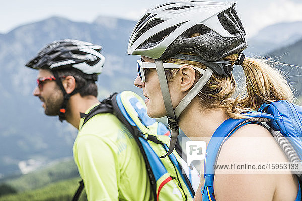 Porträt von zwei Mountainbikern in den Bergen  Achenkirch  Österreich