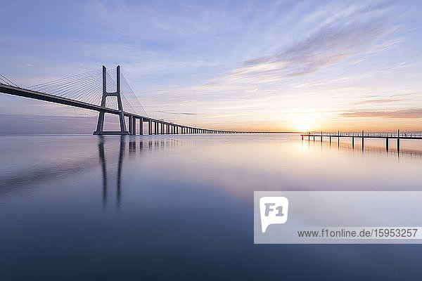Portugal  Lissabon  Vasco da Gama-Brücke bei stimmungsvollem Sonnenaufgang