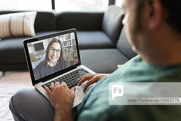 Mann benutzt Laptop für Video-Chat zu Hause