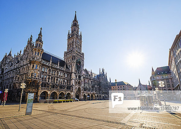 Deutschland  Bayern  München  Sonne scheint über dem menschenleeren Marienplatz