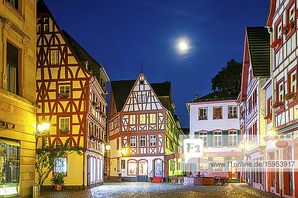 Deutschland  Rheinland-Pfalz  Mainz  Fachwerkhäuser an beleuchteter Altstadtstraße bei Nacht