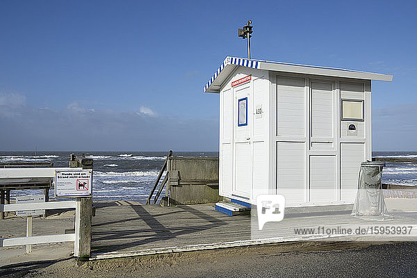 Deutschland  Schleswig-Holstein  Westerland  Weiß gestrichene Strandhütte zur Strandkorbvermietung