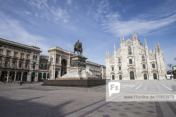 Italien  Mailand  Denkmal für Viktor Emanuel II. auf der leeren Piazza del Duomo während des Ausbruchs von COVID-19